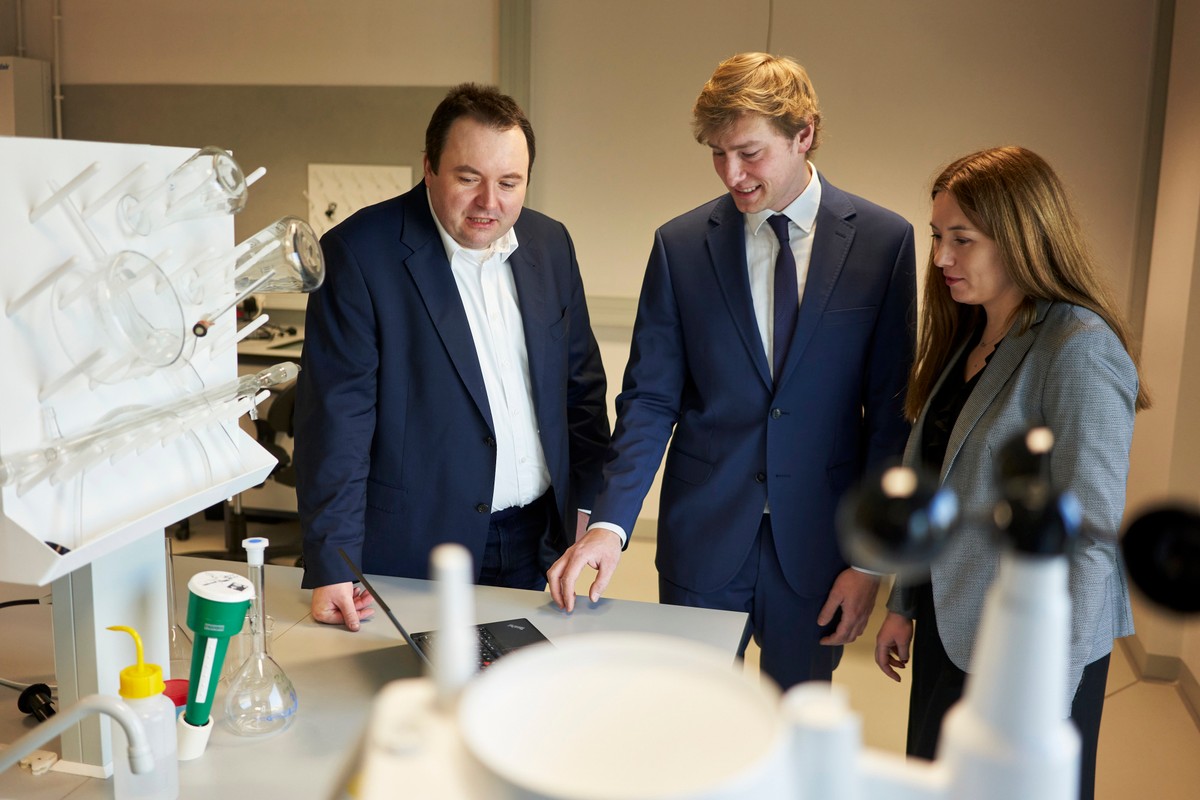 03.04.2022 Kraków Od lewej: dr inż. Janusz Zysk- wydział energetyki paliw , dr inż. Filip Jędrzejek - wydział energetyki paliw , dr inż. Dorota Czopek - wydział inżynierii mechamicznej i robotyki - stworzyli technologie do interwencyjnego obniżania pyłów zawieszonych w zanieczyszczonym powietrzu fot. Pawel Ulatowski