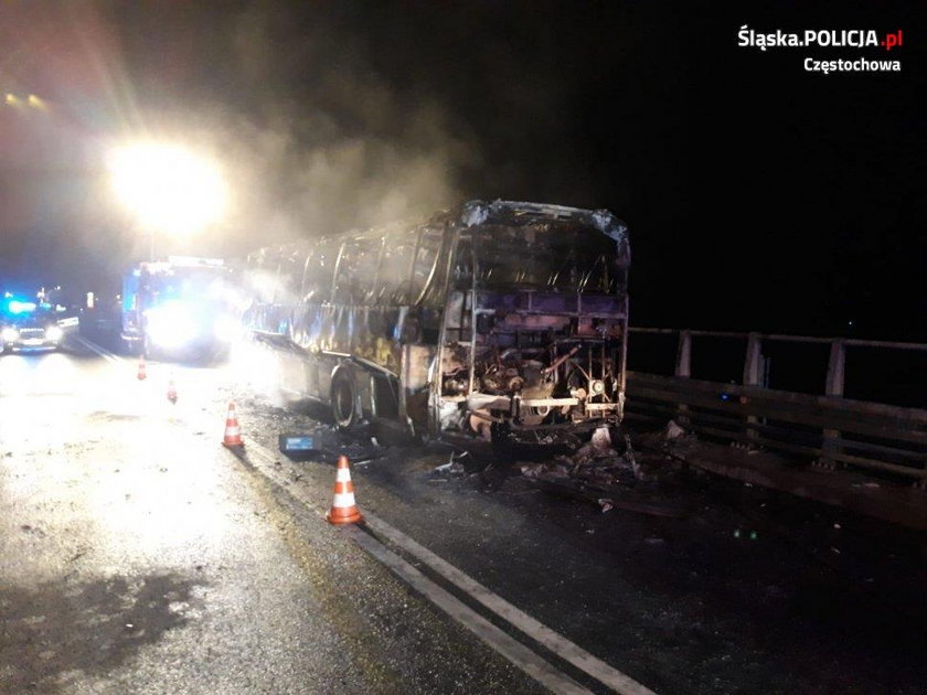 Autobus spłonął na wiadukcie