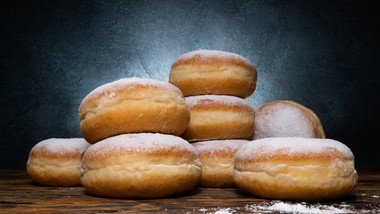 pączki jak z cukierni z prl. ten przepis uwodzi smakiem i prostotą, będą puszyste i pyszne