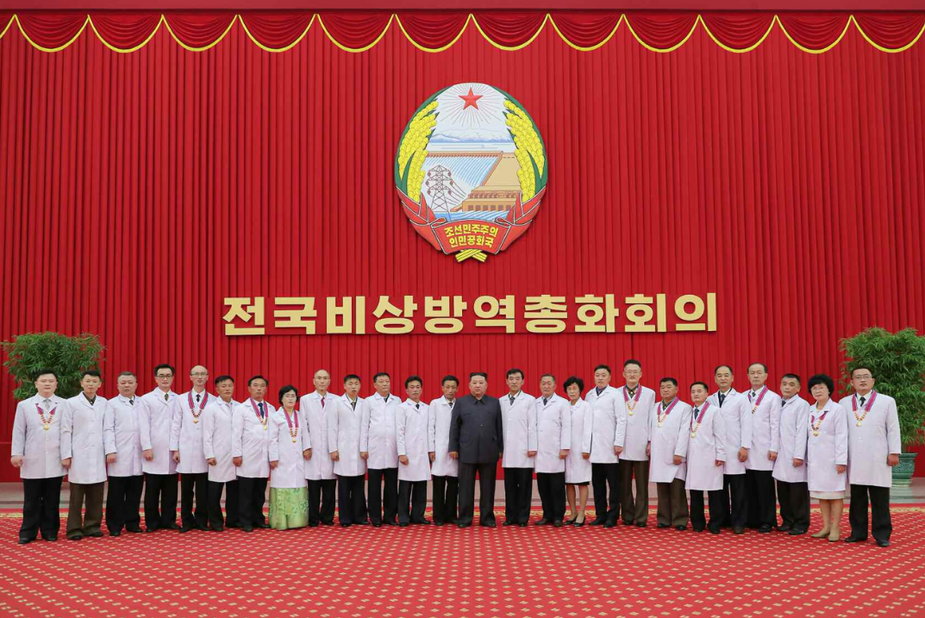 Kim Dzong Un z lekarzami odpowiedzialnymi za walkę z pandemią COVID-19