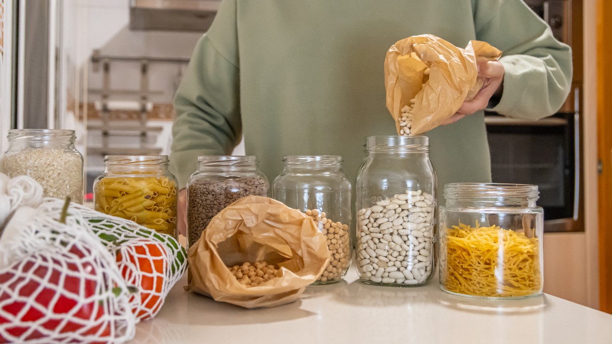 Presypanie potravín do uzatvárateľných pohárov je najjednoduchší spôsob, ako ochrániť zásoby pred potravinovými molmi.