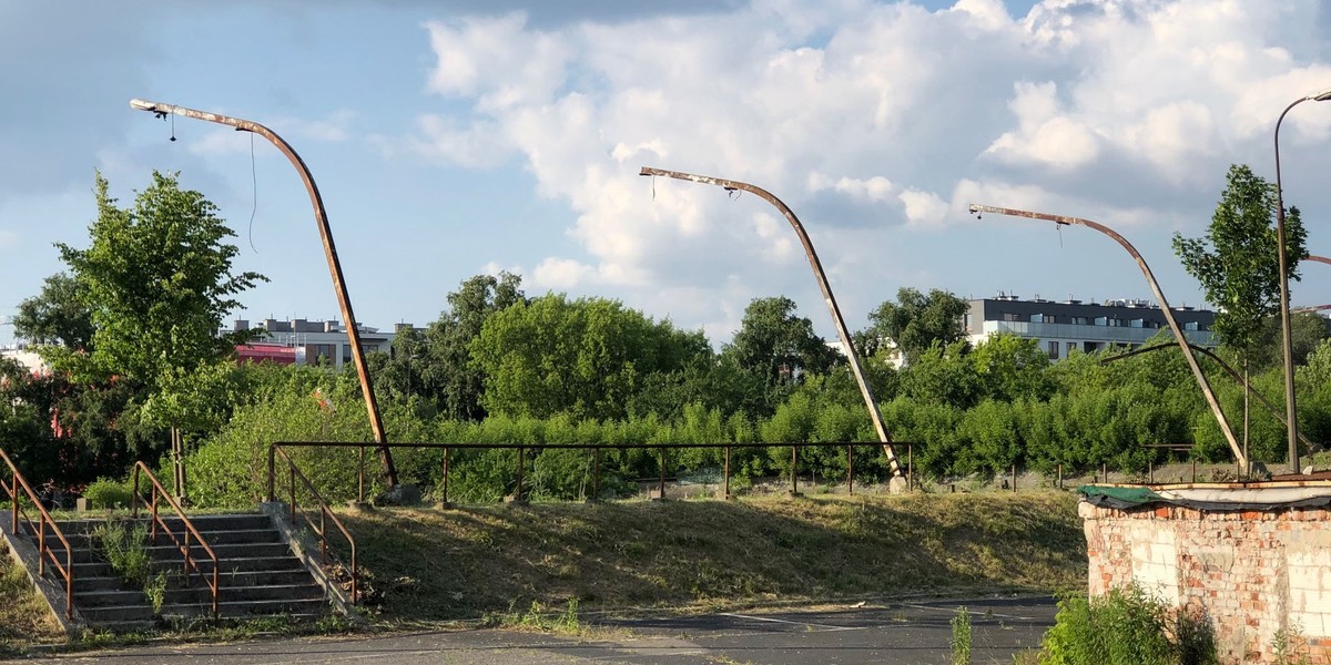 Tor Nowe Dynasy popada w coraz większą ruinę. 