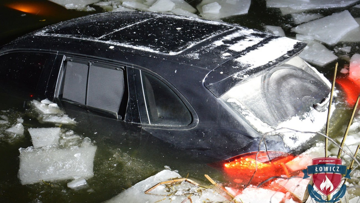 Porsche Cayenne w zamarzniętym stawie. 25-latek wjechał na lód, który się załamał
