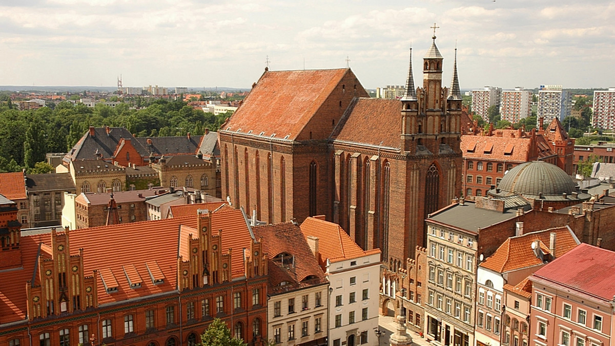 Większą liczbę patroli, których zadaniem będzie zapewnienie bezpieczeństwa i pomoc turystom, skierowały na Stare Miasto w Toruniu straż miejska i policja. Obie służby pilnują także porządku na nadwiślańskich błoniach i patrolują nurt Wisły.