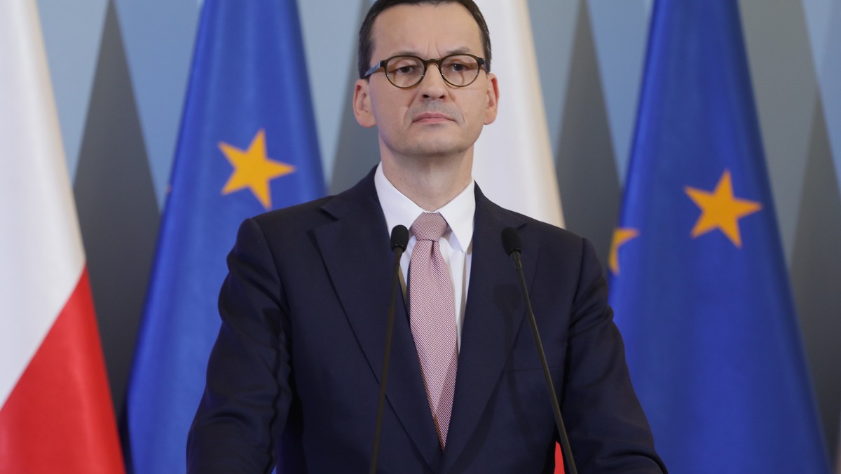 Premier Mateusz Morawiecki zaprezentuje dzisiaj harmonogram dot. zmniejszenia obecnie obowiązujących ograniczeń - w tym w obszarze gospodarczym - zapowiedział rzecznik rządu Piotr Müller. Najbliższe decyzje będą dotyczyć m.in. kwestii zasad dostępu do terenów zielonych oraz restrykcji dotyczących handlu.