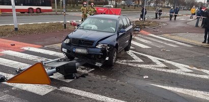 Kierowca zasłabł w aucie. Co stało się potem? Trudno o gorszy scenariusz. Nie żyją dwie osoby!  [ZDJĘCIA]