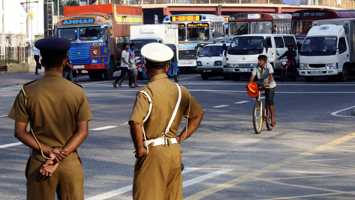 Sri Lanka: Rząd Sri Lanki ogłosił 6 marca 10-dniowy stan wyjątkowy, by powstrzymać przemoc między muzułmanami a buddystami. Od kilku dni dochodzi do zamieszek o podłożu religijnym w mieście Kandy w środkowej części tego wyspiarskiego państwa na Oceanie Indyjskim.