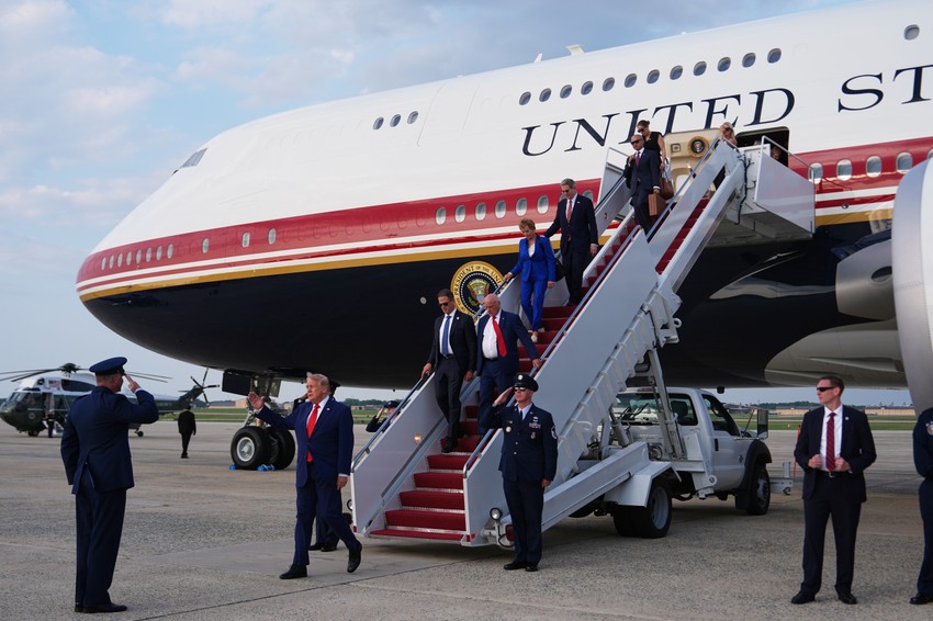 Donald Tramp izlazi iz predsednčkog aviona AIr Force One-a