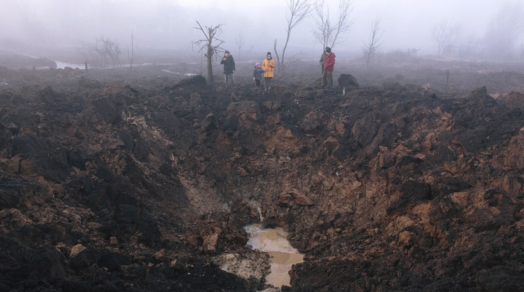 Visszatértek Harkivba a az orosz rakéták: Becsapódás nyomán keletkezett, vízzel telítődött kráter. Fotó: MTI/EPA/Pavlo Pakomenko