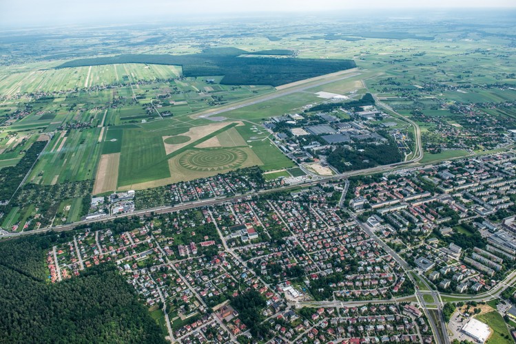 Tworzenie obrazu widocznego z powietrza rozpoczęło się w maju br. Landart powstaje poprzez zaoranie terenu i planowe obsadzenie go odpowiednimi roślinami. <br> <br> <br> fot. (ukit) PAP/Wojciech Pacewicz