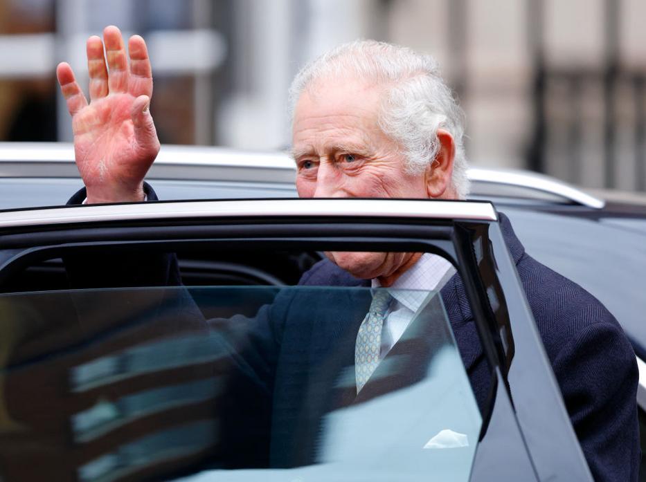 Károly király így ült autóba, miután 30 percet töltött Harry herceggel kettesben. Fotó: Getty Images