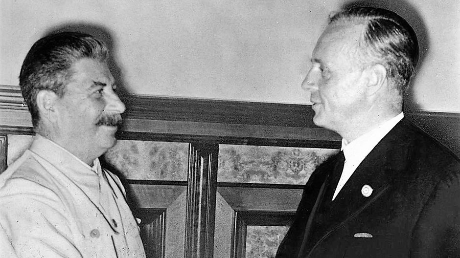 Spotkanie Józefa Stalina z Joachimem von Ribbentropem w Moskwie 23 sierpnia 1939 roku (Bundesarchiv Bild 183-H27337, CC BY-SA 3.0)