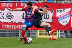 Raków wciąż jest pierwszy w wyścigu o tytuł i ma do wykonania trzy kroki [WIDEO]