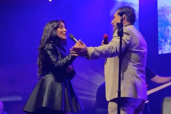 (VIDEO) SNIMAK PRVOG NASTUPA DARKA LAZIĆA NAKON SMRTI BRATA DRAGANA Evo koju pesmu mu je posvetio: Rasuo se od emocija na bini