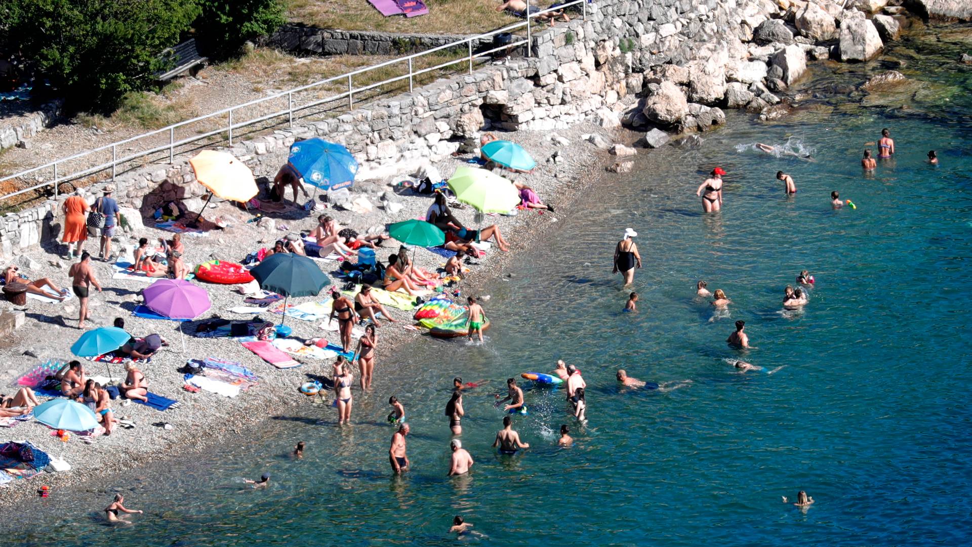 Hrvati smišljaju izgovore da oteraju goste sa letovanja - šire laži o koroni i smrtnim slučajevima u porodici, samo da im ljudi ne dođu