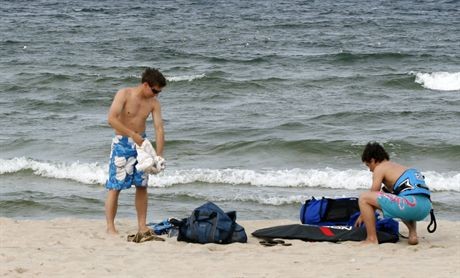 gdansk -Posel Krzysztof Bosak spedzil wekweend we Wladyslawowie z bratem Markiem -Marek uczyl brata Krzysztofa kiteserfingunz Krzysztof Bosak 25l Marek Bosak 19-08-2007foto Katarzyna Naworska