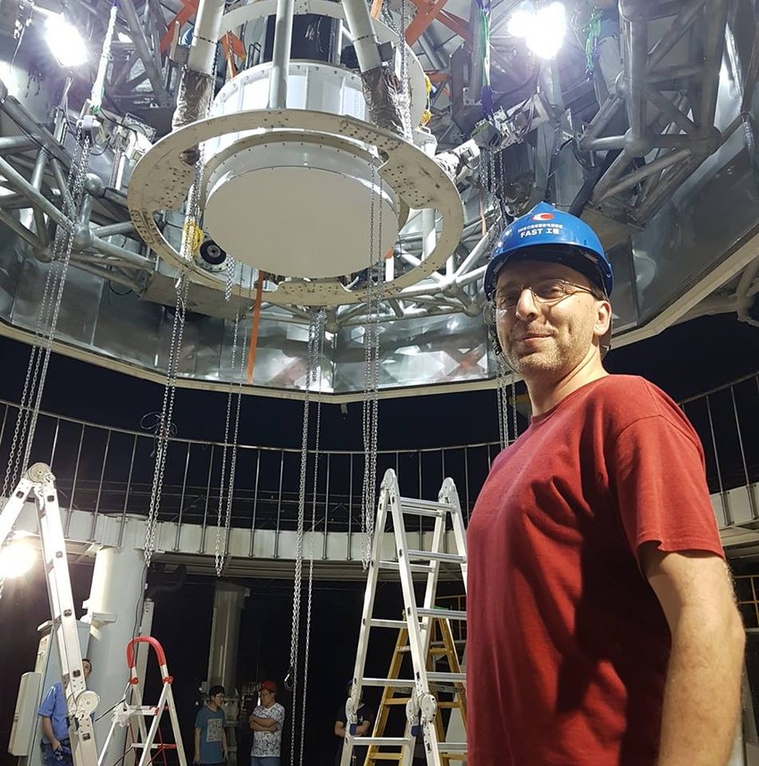 Podnožje FAST teleskopa, dok je zajedno sa kolegama instalirao glavni instrument