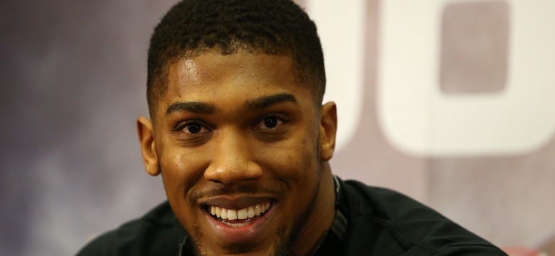 Anthony Joshua wywołał burzę, modląc się w meczecie o wygraną z Kliczką