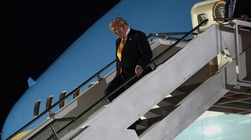 Tramp je viđen kako se iskrcava iz starog Predsedničkog aviona nakon što je ovaj sleteo u bazu u Velikoj Britaniji | Foto: Reuters