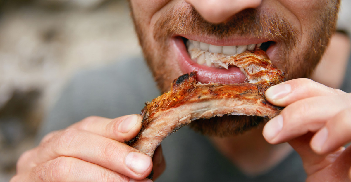 10 niebezpiecznych objawów mówiących o tym, że jesz za dużo mięsa 