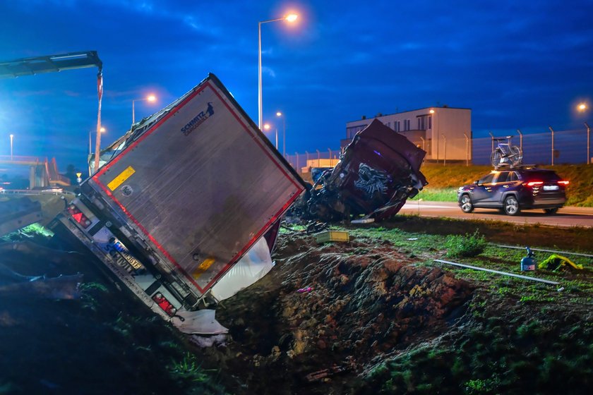 Wypadek ciężarówki na obwodnicy Lublina. Kierowca TIRa trafił do szpitala