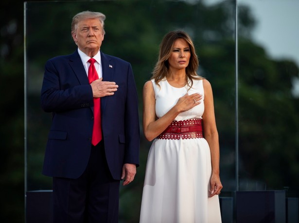 "Przeciętna aż do bólu". Melania Trump zmieniła drobiazg w swoim stylu i zbiera za to cięgi. FOTO