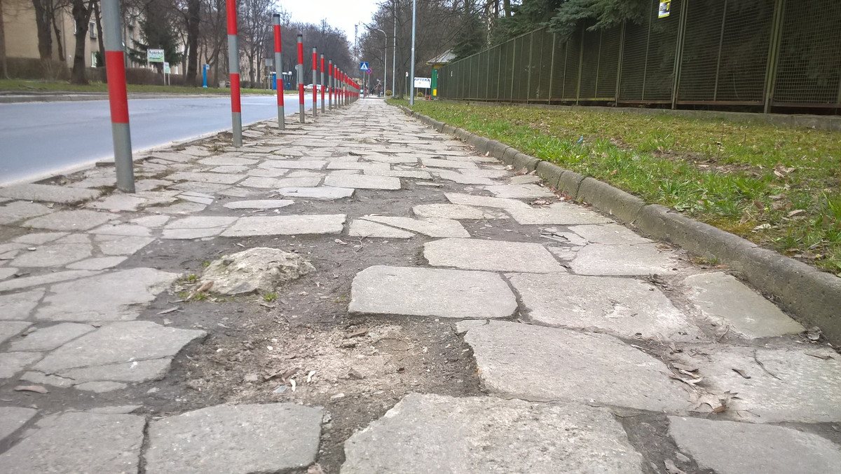 Chodnik przed szpitalem im. Żeromskiego w Nowej Hucie jest w fatalnym stanie: płyty chodnikowe są popękane, zapadają się, części w ogóle brakuje. O tym, że łatwo w tym miejscu o wypadek, pisaliśmy na łamach Onetu kilka miesięcy temu. Urzędnicy przeanalizowali sprawę i znaleźli pieniądze na jego remont.