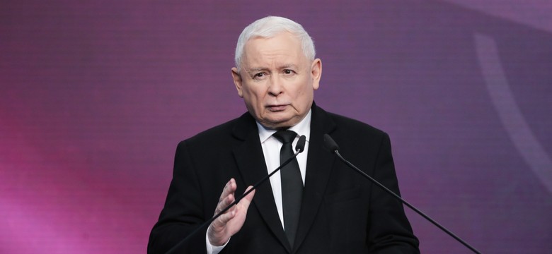 Jarosław Kaczyński może mieć kłopoty. Policja prowadzi postępowanie za zniszczenie wieńca