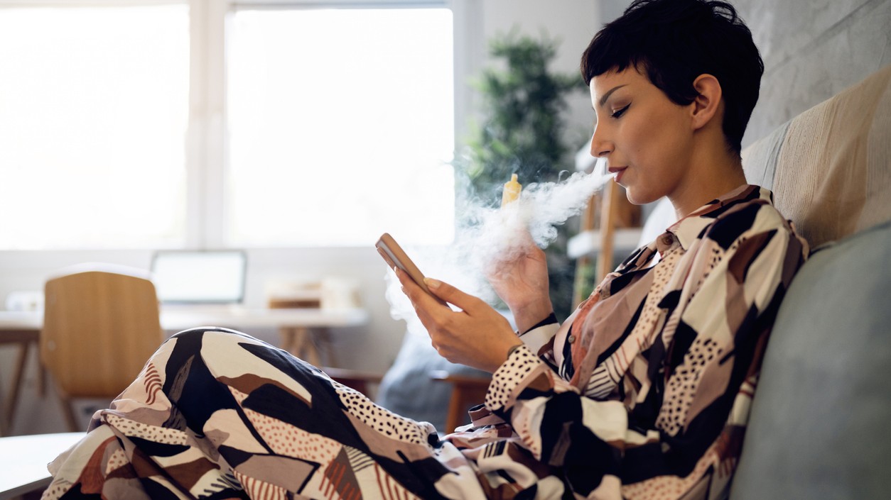 Používanie e-cigarety v domácnosti môže vystaviť aerosólu aj ďalších členov rodiny. Nová štúdia zistila súvislosť medzi domácim vapovaním a častejšími exacerbáciami astmy u detí, ktoré týmto ochorením už trpia. (Ilusrtračný obrázok)