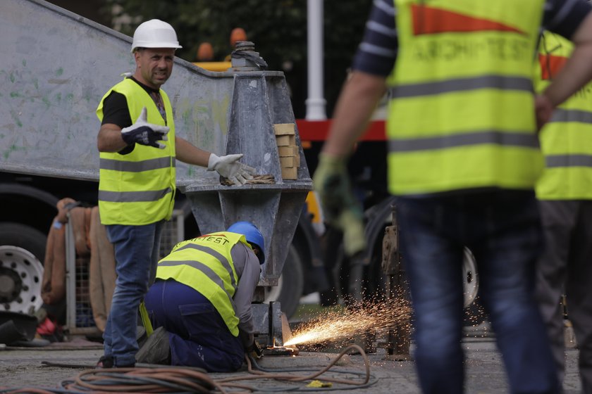 Operacja kładzenia Iglicy przed Halą Stulecia