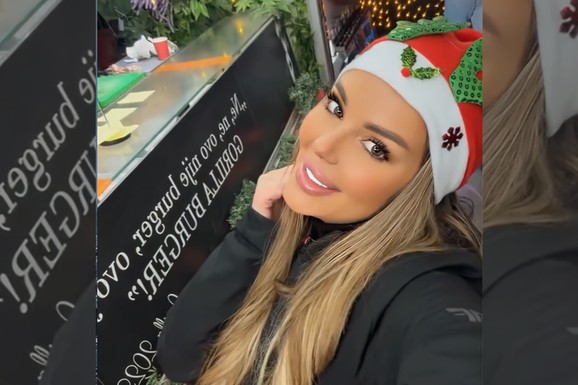 SVASTIKA VELJKA RAŽNATOVĆA RADI NA ŠTANDU Nataša Rodić pokazala atmosferu sa posla: Na glavi novogodišnja kapa, a osmeh ne skida sa lica