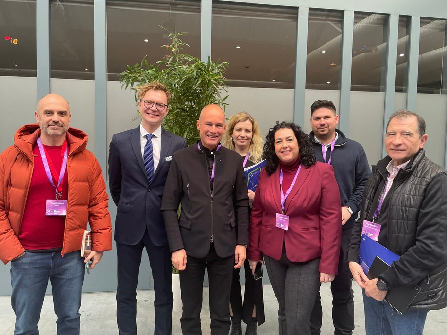 Podczas EIT Summit 2024 w Brukseli, Bertrand Piccard udzielił wywiadu grupie dziennikarzy z Węgier, Hiszpanii, Włoch, Portugalii i Polski