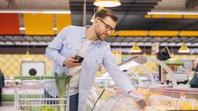 Smartfon nieodłącznym towarzyszem zakupów w tradycyjnych sklepach. Korzysta z niego niemal każdy klient. Do czego są używane?