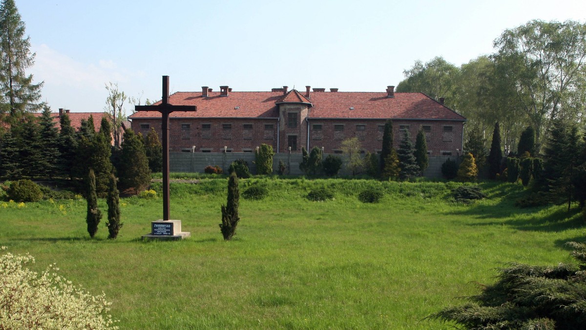 Belgijski przedstawiciel w komitecie przy Fundacji Auschwitz-Birkenau Lazard Perez zarzucił jej nieprawidłowości finansowe i zalecił, by jego kraj wstrzymał dalsze dotacje. Szef fundacji Piotr M.A. Cywiński skwitował zarzuty: totalna nieprawda! Cywiński nie wykluczył, że związek z zarzutami może mieć papieski krzyż, który stoi na żwirowisku obok murów byłego niemieckiego obozu Auschwitz I. Lazard Perez był jednym z tych przedstawicieli środowisk żydowskich, którzy od dawna domagają się jego przeniesienia.