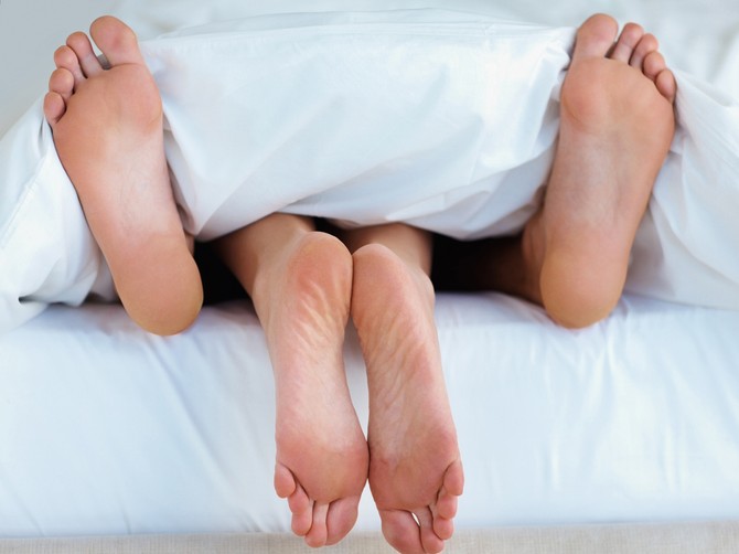 10966_stopala-in-bed-shutterstock_43354573