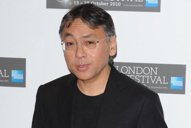 Kazuo Ishiguro w 1986 roku otrzymał nagrodę Whitbread Award za swoją drugą powieść Malarz świata ułudy (An Artist of the Floating World), a w 1989 roku Nagrodę Bookera za trzecią powieść Okruchy dnia (The Remains of the Day).