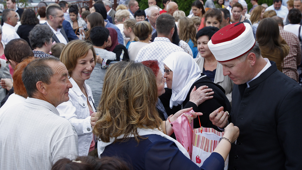 Polscy wyznawcy islamu rozpoczęli dziś obchody Święta Ofiarowania, czyli Kurban Bajram. Życzenia z tej okazji całej wspólnocie polskich wyznawców islamu przesłał Muzułmański Związek Religijny w RP, najstarsza i najważniejsza organizacja w tym środowisku.