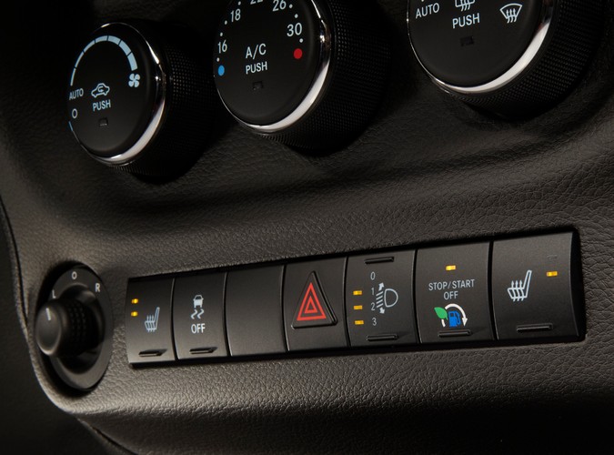 Jeep to ikona samochodów 4x4. Teraz słynna marka nabiera sił pod skrzydłami Fiata. W Polsce pojawiły się właśnie nowości amerykańskiej legendy bezdroży - oto Jeep Wrangler Unlimited i Jeep Grand Cherokee...