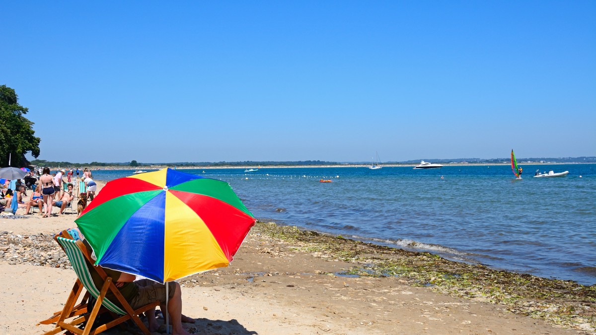 Sedenje ispod suncobrana na plaži ne pruža dovoljnu zaštitu od UV zračenja i opekotina