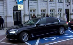 Macierewicz zadał szyku w BMW. Kogoś ukarano? Żandarmeria tłumaczy się z zajęcia miejsca dla niepełnosprawnych