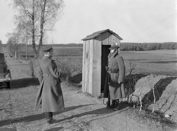 W takiej prostej budce przebywał funkcjonariusz strzegący granicy (1934, CC0 1.0 Universal (CC0 1.0) Przekazanie do Domeny Publicznej).