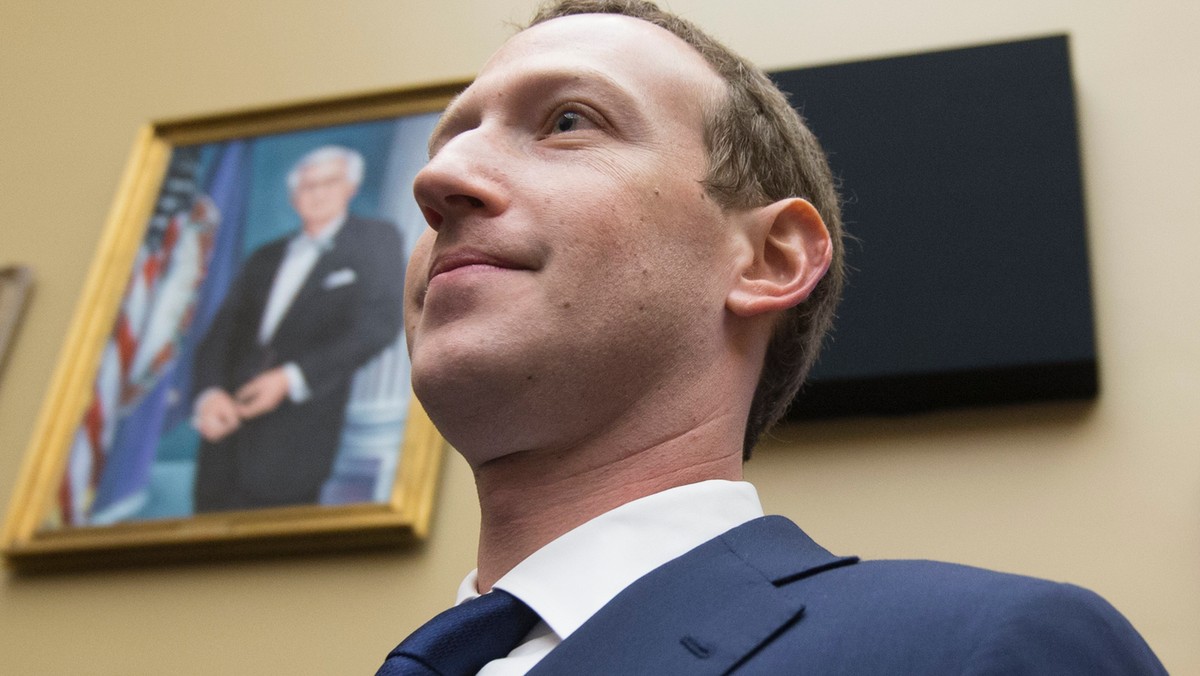 Szef komisji parlamentarnej Izby Gmin ds. cyfryzacji, kultury, mediów i sportu Damian Collins ponownie wezwał dziś założyciela Facebooka Marka Zuckerberga do złożenia wyjaśnień w sprawie fake newsów i skandalu wokół działalności firmy Cambridge Analytica.