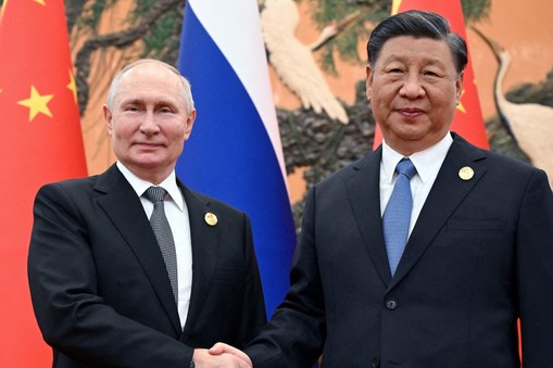 Prezydenci Władimir Putin i Xi Jinping podczas spotkania w Pekinie, 18 października 2023 r