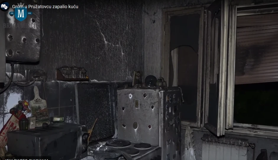 Grom je spali ovu kuću u Mladenovcu