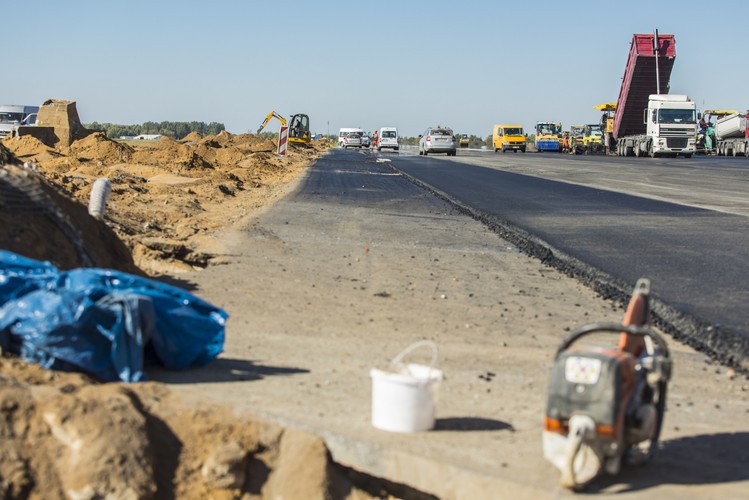 Modernizacja drogi startowej Portu Lotniczego Poznań-Ławica  (bj/mr) PAP/Bartosz Jankowski