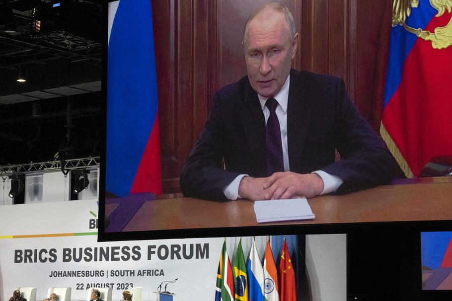 Władimir Putin zwraca się do przywódców krajów grupy BRICS podczas szczytu, na którym nie mógł pojawić się osobiście z powodu nakazu aresztowania wystawionego przez Międzynarodowy Trybunał Karny