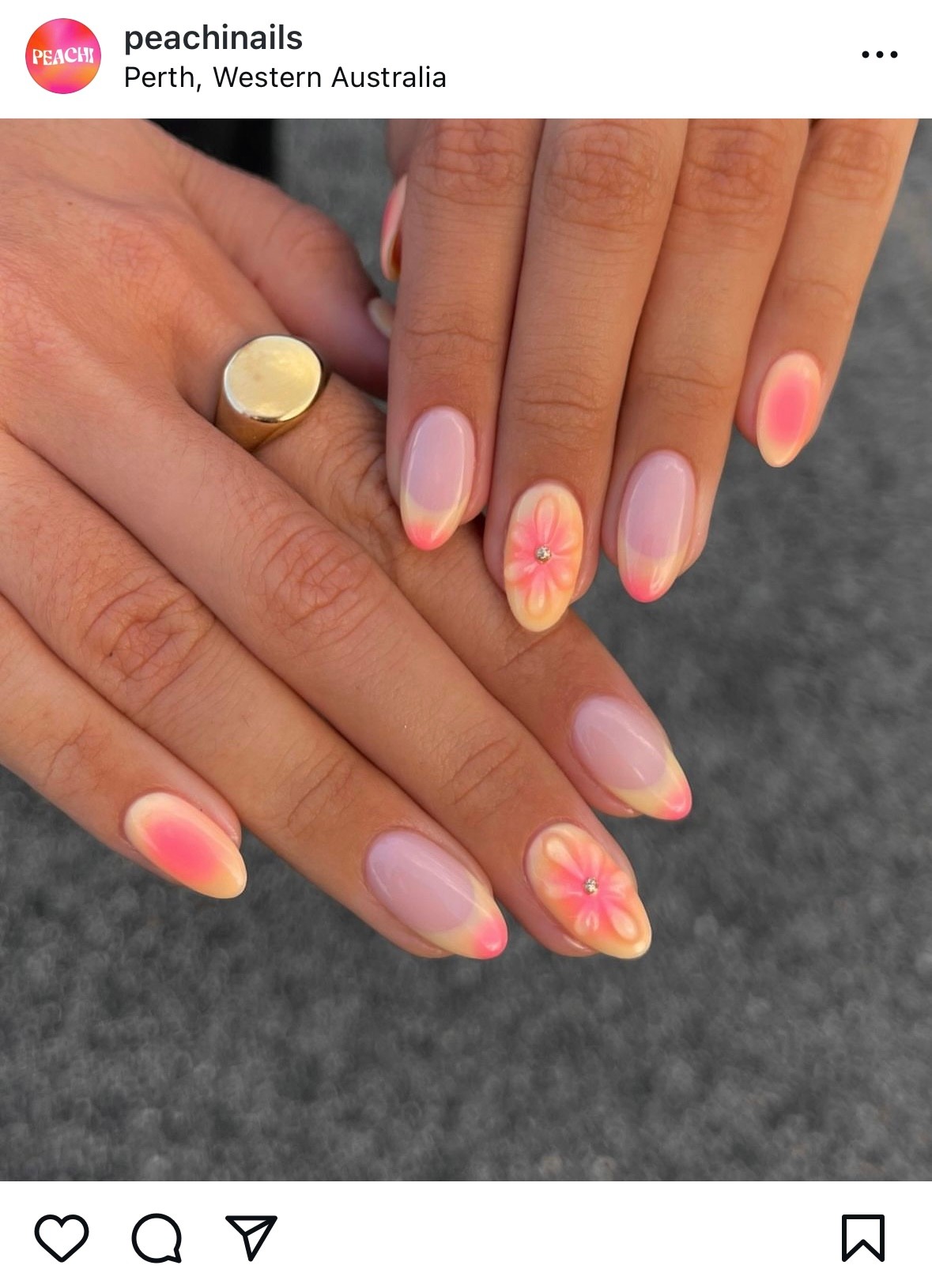 A naplemente és a virágok kombinációja az augusztusi estékre emlékeztetnek