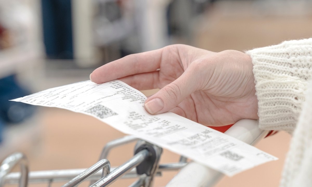 Gdzie wyrzucić paragon? Co druga osoba przez cały czas tego nie wie