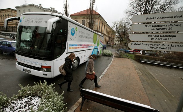 Atomowy autobus już pędzi przez Polskę!