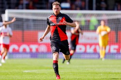 Czy można z metra nie trafić do pustej bramki? Temu piłkarzowi to się udało [WIDEO]